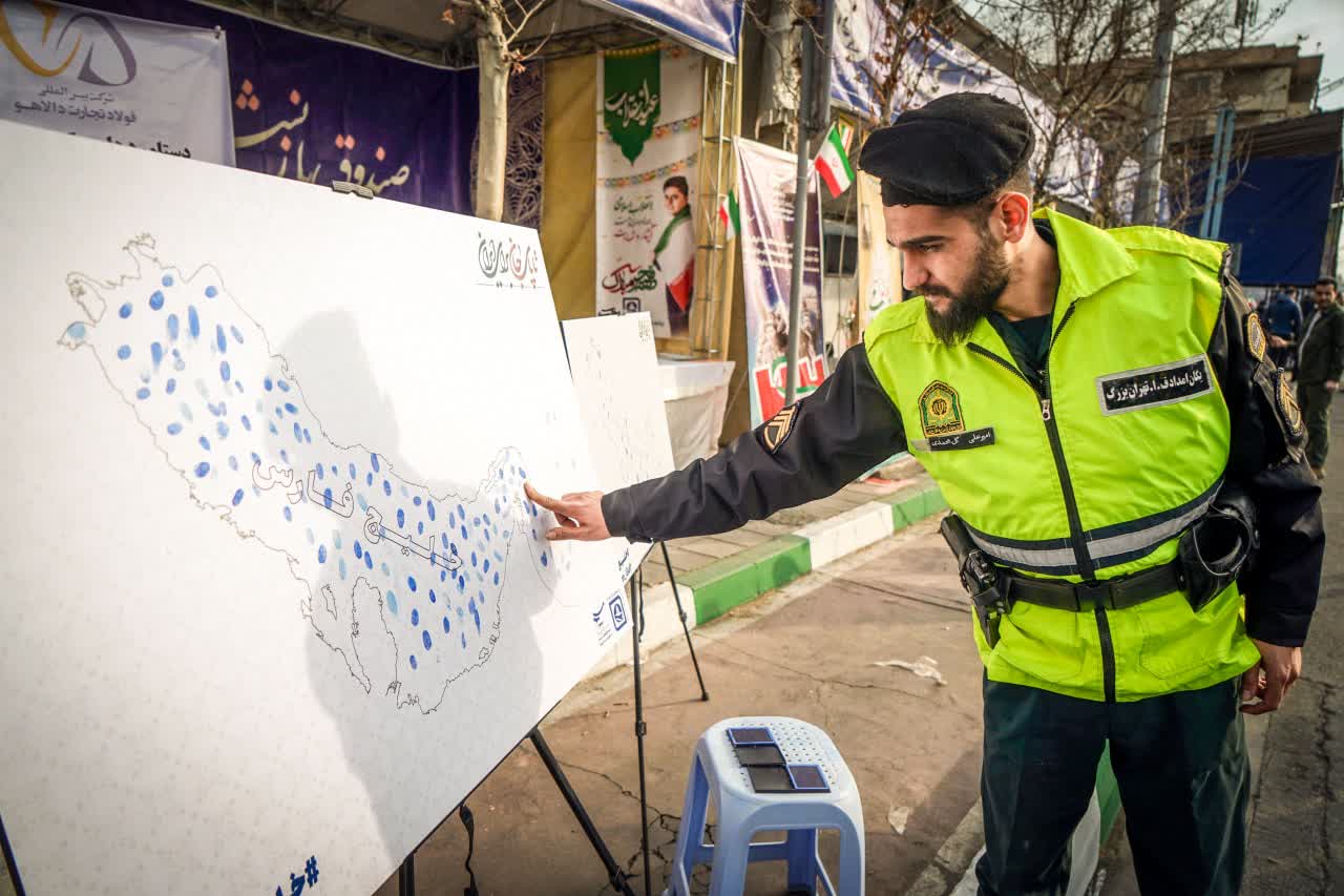 استقبال راه پیمایان 22 بهمن از پویش صندوق بازنشستگی فولاد با عنوان تا پای جان برای ایران