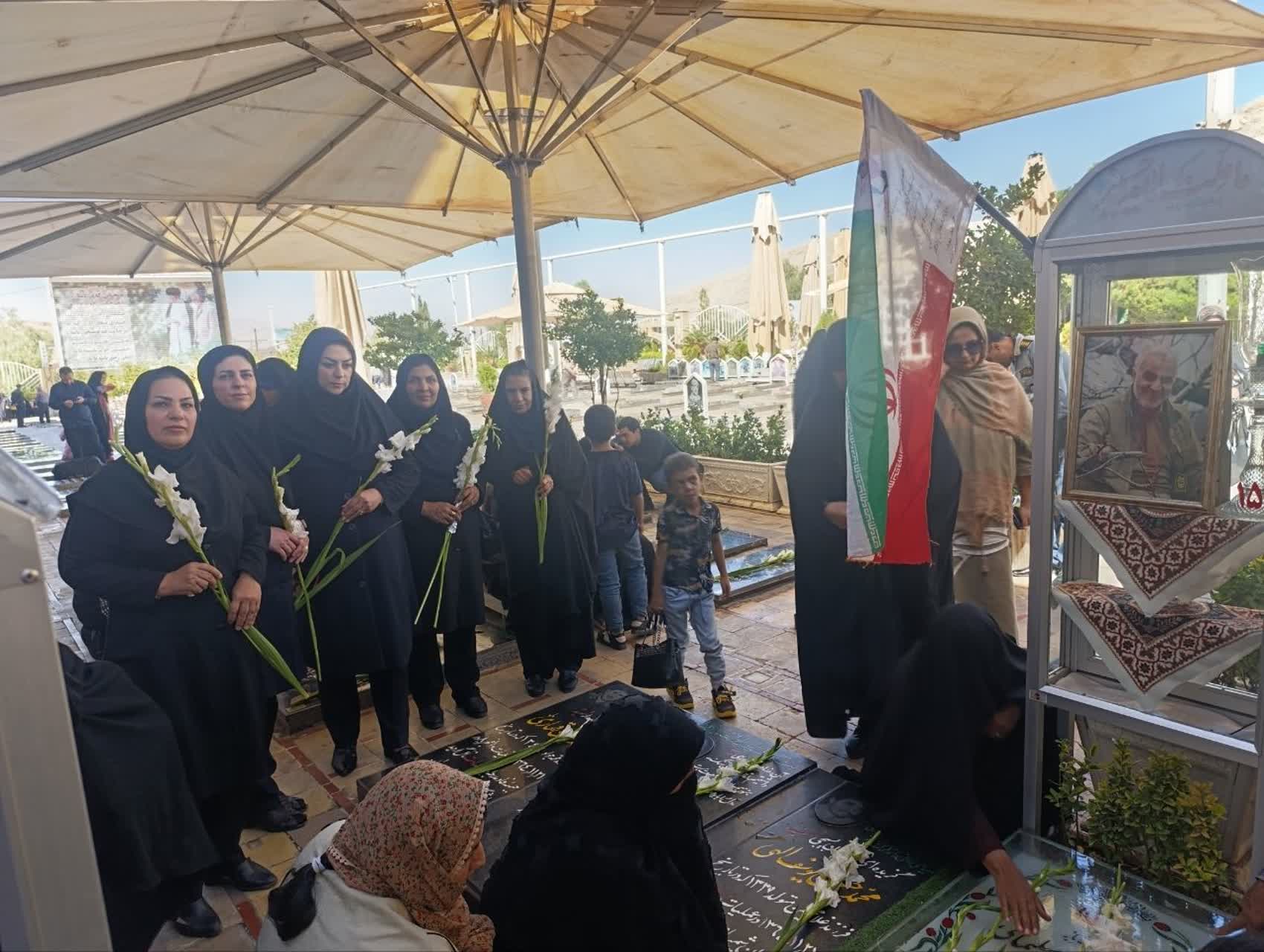 حضور کارکنان امور بازنشستگی کرمان در گلزار شهدا به مناسبت هفته دفاع مقدس